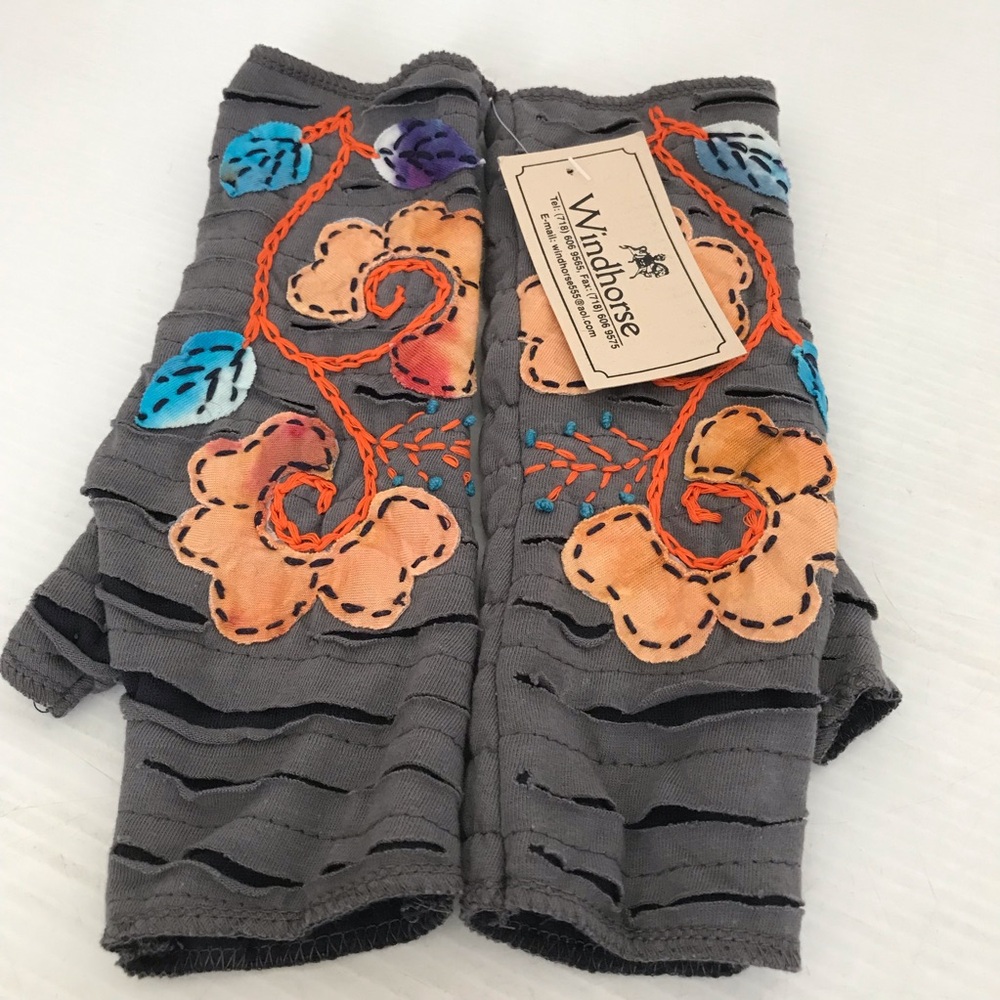 New Windhorse Gray Floral Embroidered Women’s Glove